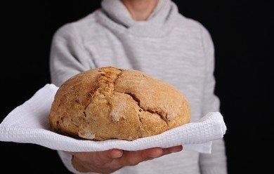 "يَنْهَضُ وَيُعْطِيهِ كُلَّ مَا يَحْتَاجُ إِلَيْه..."