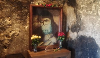 رأت شعاع نور كالشمس في سقف الكنيسة ومار شربل في وسط الشعاع ثم إختفى.. رنّ الهاتف وإليكم ما حصل !