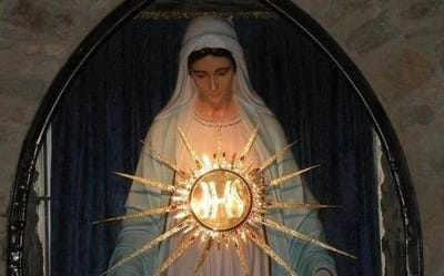 تمثال عذراء الخدم