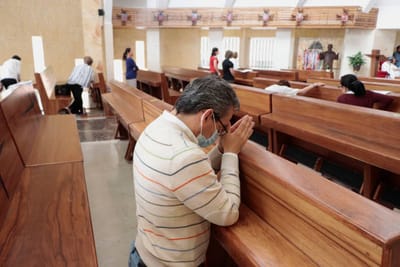 "فلا أَنْتُم تَدْخُلُون، ولا تَدَعُونَ الدَّاخِلينَ يَدْخُلُون..."