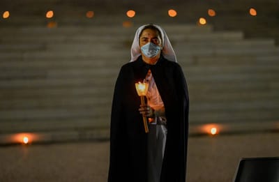 «طَهِّرْ دَاخِلَ الكَأْسِ أَوَّلاً، لِيَصِيْرَ خَارِجُهَا أَيْضًا طَاهِرًا»