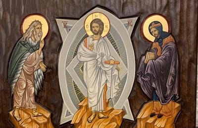 «هذَا هُوَ ٱبْنِي الحَبِيب، فلَهُ ٱسْمَعُوا!»