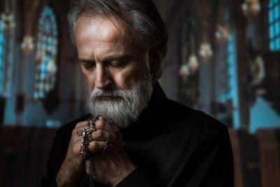 «فَمُنْذُ الآنَ يَكُونُ خَمْسَةٌ في بَيْتٍ وَاحِد، فَيَنْقَسِمُون»