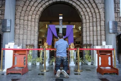 «فَمَا مِنْ أَحَدٍ يَعْرِفُ ٱلٱبْنَ إِلاَّ الآب، ومَا مِنْ أَحَدٍ يَعْرِفُ الآبَ إِلاَّ ٱلٱبْن، ومَنْ يُرِيدُ ٱلٱبْنُ أَنْ يُظْهِرَهُ لَهُ»