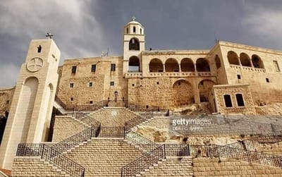 أخذت الصواريخ  بيديها ورمت بها بعيداً .. معجزة مدهشة لوالدة الإله!