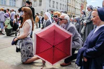 "مَنْ مِنْكُم يَقَعُ ابْنُهُ، أَوْ ثَوْرُهُ، في بِئْرٍ يَوْمَ السَّبْت، وَلا يُسَارِعُ فَيَنْتَشِلُهُ؟"