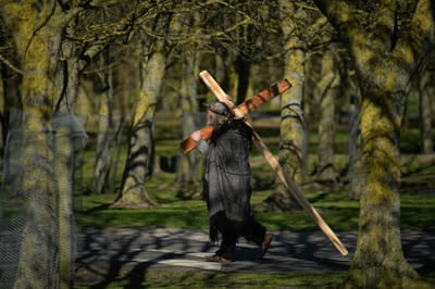 "وَمَنْ لا يَحْمِلْ صَلِيبَهُ وَيَتَبعْنِي، لا يَقْدِرْ أَنْ يَكُونَ لي تِلْمِيذًا"..