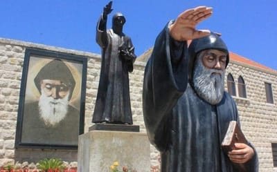 بينما كان في مكتب الأب لويس مطر يسجّل أعجوبة الشفاء ظهر عليه مار شربل وسلّمه مسبحة.. هذا ما حصل مع حسن علي الفقيه!