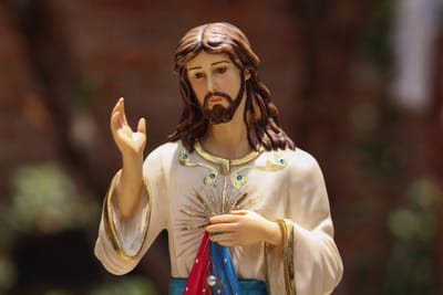 «مَنْ يَسْعَى لِكَي يَحْفَظَ نَفْسَهُ يَفْقِدُها، وَمَنْ يَفْقِدُ نَفْسَهُ يَحْفَظُهَا حَيَّةً»