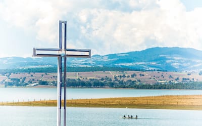 "أَلا يُنْصِفُ اللهُ مُخْتَارِيهِ الصَّارِخِينَ إِلَيْهِ لَيْلَ نَهَار، ولو تَمَهَّلَ في الٱسْتِجَابَةِ لَهُم؟"