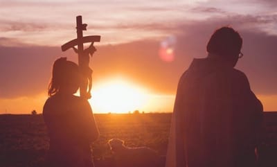 «آمِنُوا بِٱلنُّور، مَا دَامَ لَكُمُ النُّور، لِتَصِيرُوا أَبْنَاءَ النُّور»