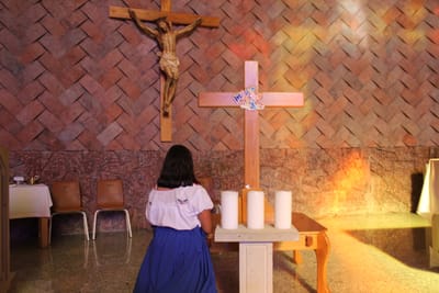 "مَنْ أرادَ أنْ يكونَ أوَّلَ النـاسِ، فليَكُن آخِرَهُم جميعًا وخادِمًا لَهُم"