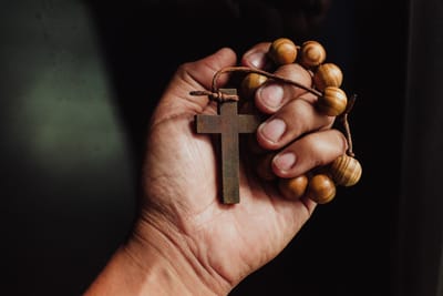 مسبحة في المسرح