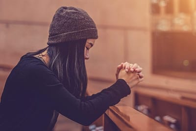 «إِحْذَرُوا لأَنْفُسِكُم لِئَلاَّ تَثْقُلَ قُلُوبُكُم في الخَلاعَة، وَالسُّكْر، وَهُمُومِ الحَيَاة، فَيُفَاجِئَكُم ذلِكَ اليَوم»