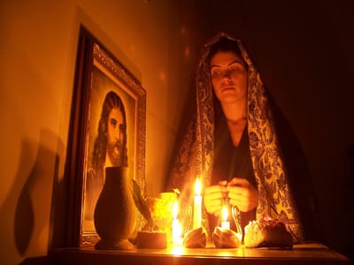 «إِفْعَلُوا كُلَّ شَيءٍ بِغَيْرِ تَذَمُّرٍ وَجِدَال، لِكَي تَصِيرُوا بُسَطَاءَ لا لَومَ عَلَيْكُم»