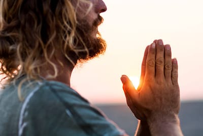 «دَعْنِي الآنَ، فَهكَذَا يَحْسُنُ بِنَا أَنْ نُتِمَّ كُلَّ بِرّ!»