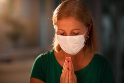 «أَجَابَ الرَّجُلُ وقَالَ لَهُم: «عَجَبًا أَنَّكُم لا تَعْلَمُونَ مِنْ أَيْنَ هُوَ، وقَدْ فَتَحَ عَيْنَيَّ!»