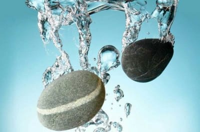 الحجارة التي لا تغرق