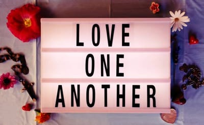 "أَحِبُّوا أَعْدَاءَكُم، وصَلُّوا مِنْ أَجْلِ مُضْطَهِدِيكُم...!!!"