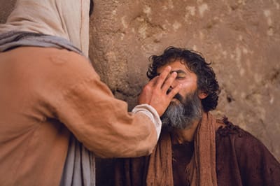 «فوَضَعَ يَسُوعُ يَدَيْهِ ثَانِيَةً عَلَى عَيْنَي الأَعْمَى، فأَبْصَرَ جَلِيًّا»