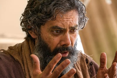 "فأبصَرَ جيِّدًا وعادَ صَحيحًا يرى كُلَّ شيءٍ واضِحًا..."