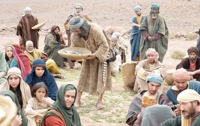 "الخُرْسَ يَتَكَلَّمُون، والمُقْعَدِيْنَ يُشْفَوْن، والعُرْجَ يَمْشُون، والعُمْيَانَ يُبْصِرُون..."