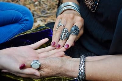 تحذير من قراءة الكفّ !