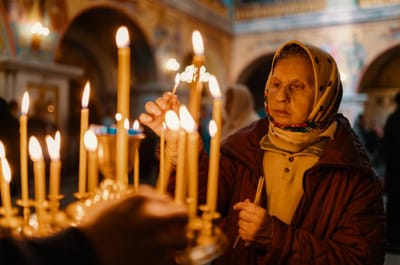 قالا لَهُ: «أَعْطِنَا أَنْ نَجْلِسَ في مَجْدِكَ، واحِدٌ عَن يَمِينِكَ، ووَاحِدٌ عَنْ يَسَارِكَ»