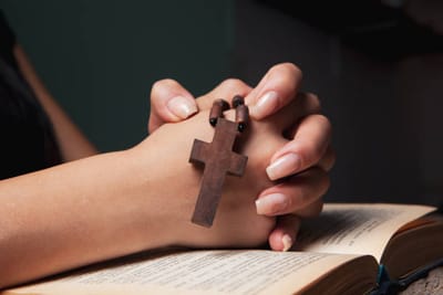 «مِنْ أَيْنَ نَشْتَرِي خُبْزًا لِيَأْكُلَ هؤُلاء؟»