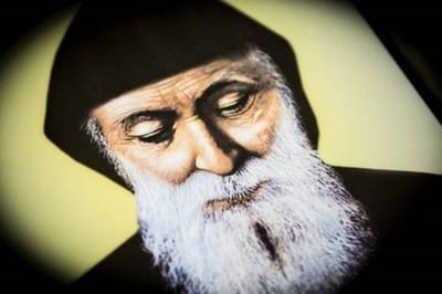 أجرى لها الطبيب عملية لعينها اليمنى.. بينما مار شربل أجرى لها عمليّة لعينها اليسرى - - إليكم تفاصيل الأعجوبة التي أذهلت الأطباء!