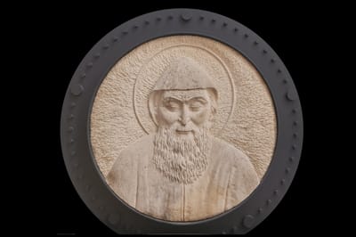 بالصور - إنطباع وجه القدّيس شربل بصورة عجائبيّة !!! إليكم التفاصيل...