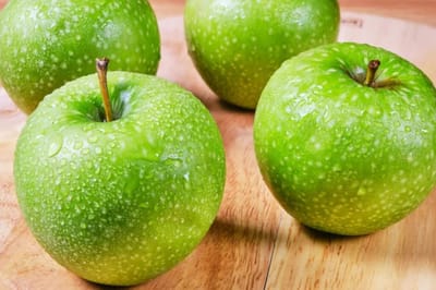 أربــع تفّــاحــات