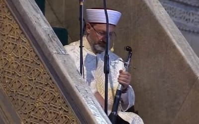 فيديو سيف بيد خطيب الجمعة بآيا صوفيا يثير الجدل