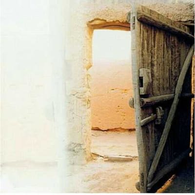 في بيتنا باب