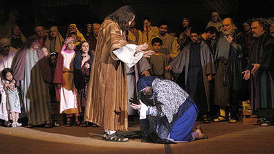 وَإِذَا ٱمْرَأَةٌ فيها رُوحُ مَرَضٍ مُنْذُ ثَمَانِي عَشْرَةَ سَنَة