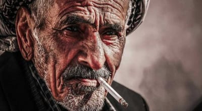 وَهُوَذَا آخِرُونَ يَصِيرُونَ أَوَّلِين، وَأَوَّلُونَ يَصِيرُونَ آخِرِين