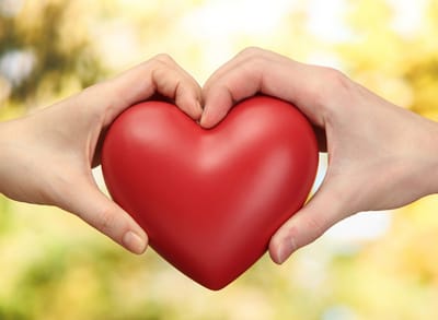 مَنْ مِنْكُم يَقَعُ ٱبْنُهُ، أَوْ ثَوْرُهُ، في بِئْرٍ يَوْمَ السَّبْت، وَلا يُسَارِعُ فَيَنْتَشِلُهُ؟