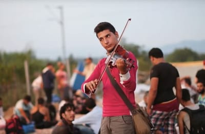 دعه يعزف أجمل الألحان