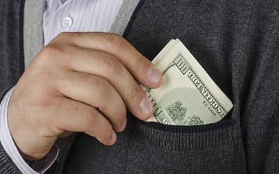 لا يَقْدِرُ عَبْدٌ أَنْ يَعْبُدَ رَبَّين. فَإِمَّا يُبْغِضُ الوَاحِدَ وَيُحِبُّ الآخَر