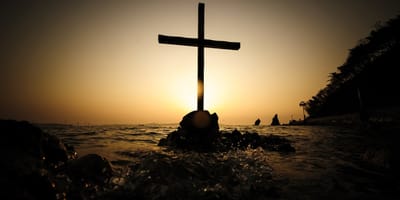 أَمَّا نَحْنُ فَنُنَادِي بِمَسِيحٍ مَصْلُوب