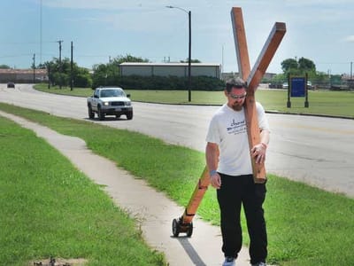 مَنْ أرادَ أنْ يَتبَعَني، فلْيُنكِرْ نَفسَهُ ويَحمِلْ صليبَهُ ويَتبَعْني...