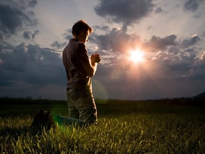 مَنْ أوقَعَ أحدَ هَؤُلاء الصِّغارِ المُؤمِنينَ بـي في الخَطيئَةِ...