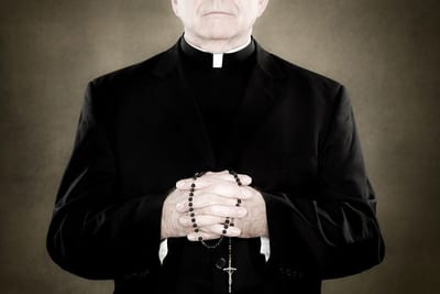 الكاهن والحلّاق