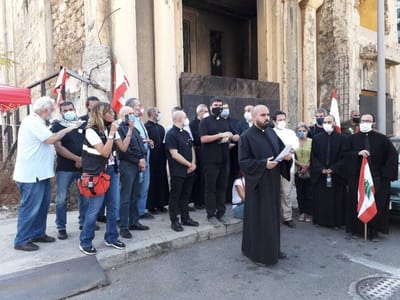 إعتصام مفتوح لكهنة ورهبان وراهبات في ساحة كنيسة مار منصور المهدّمة