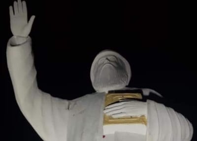 بالصور : تمثال ضخم لمار شربل يعلو فوف مدينة زحلة