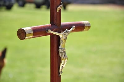 كُلُّ شَيءٍ مُبَاحٌ لِي!». فَأُجِيب: ولكِنْ لَيْسَ كُلُّ شَيءٍ يَنْفَع!