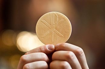 وصارَ خَادِمًا للأَقْدَاسِ والمَسْكِنِ الحَقِيقِيّ، الَّذي نَصَبَهُ الرَّبُّ لا الإِنْسَان