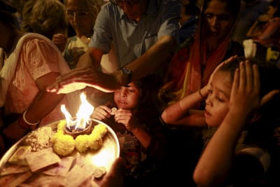 بالفيديو : عشرات الأشخاص يقبلون العماد سرًّا في بنغلادش