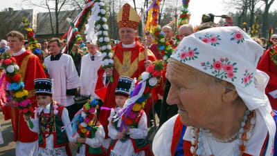 أُثْبُتُوا وتَمَسَّكُوا بِالتَّقالِيدِ الَّتي تَعَلَّمْتُمُوهَا مِنَّا بالكَلِمَةِ أَو بِالمُرَاسَلَة