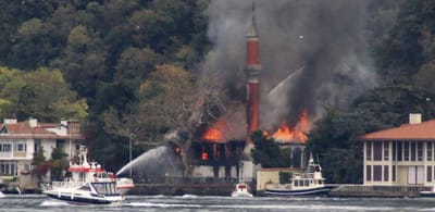 شاهد... ألسنة اللهب تلتهم جامع فانيكوي التاريخي بعد تحويل كنيسة لمتحف ثقافي